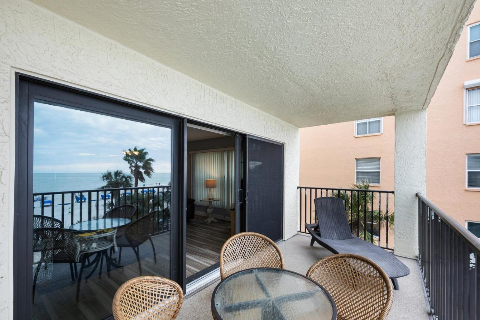 201 Sandy Shores Condos St. Pete Beach Esterno foto